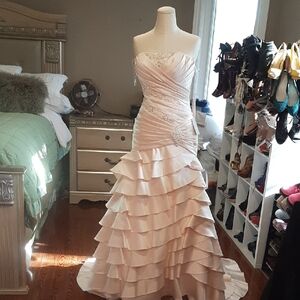 Elegant Strapless Ruffled Wedding Dress